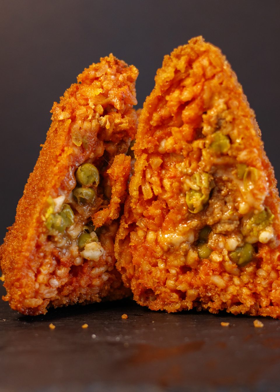 Arancino al Ragù 200gr Garzia fritto e aperto, il ripieno in primo piano