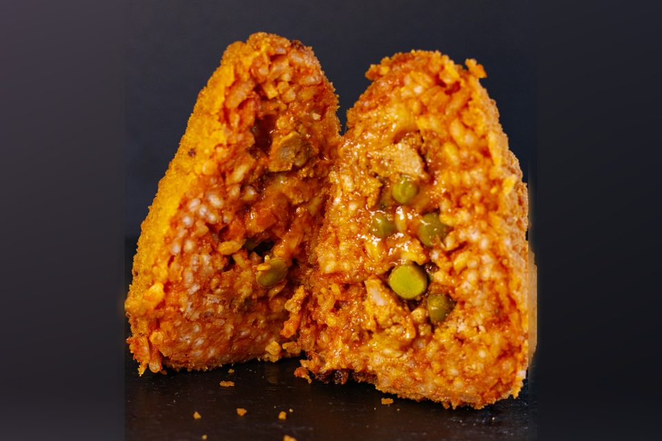 Arancino al Ragù 200gr Garzia fritto e aperto: ragù, piselli e fior di latte
