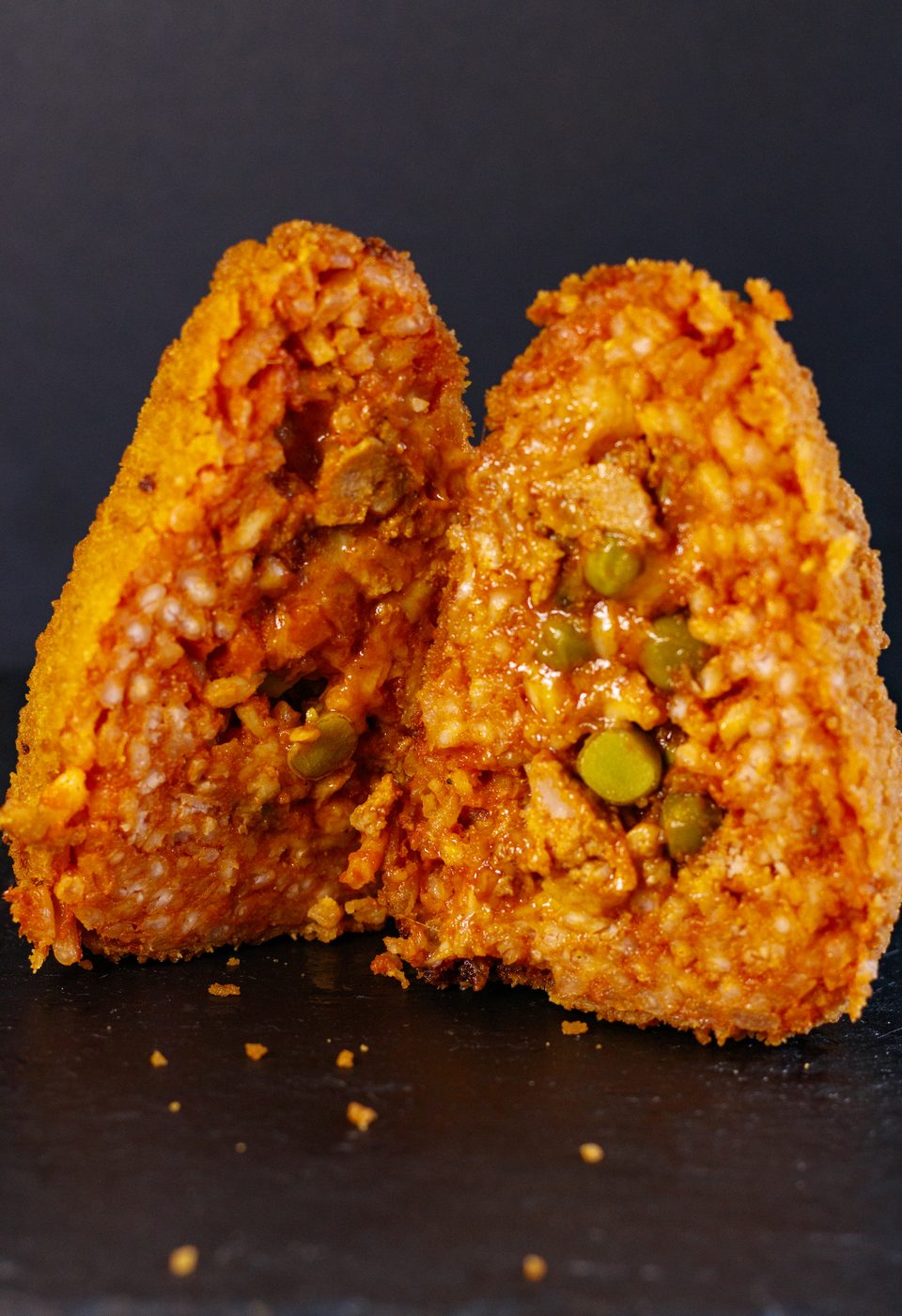 Arancino al Ragù 200gr Garzia fritto e aperto: ragù, piselli e fior di latte